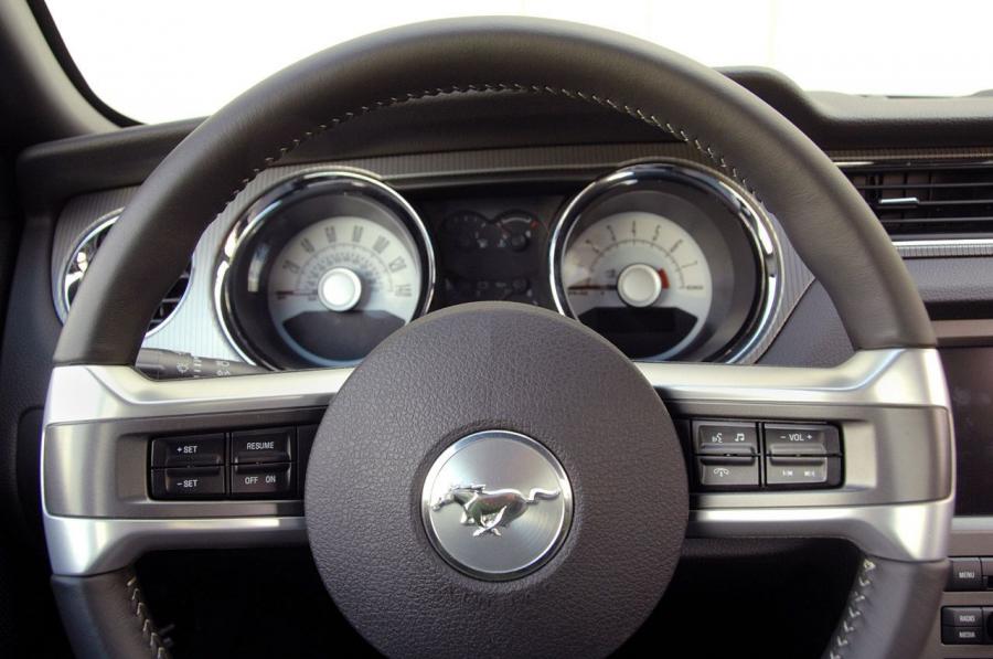  Ford Mustang GT 2010 года  (фото 26 из 213)